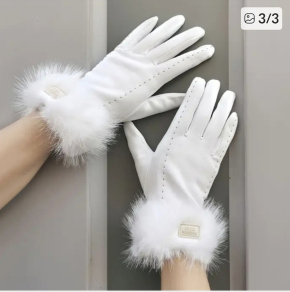 Elegant White Fur-Trimmed Gloves - Picture 3 of 3